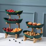 A Fruteira de Mesa Cesta de Frutas VipZio vai além de sua função prática – ela é uma peça elegante e multifuncional. Perfeita para embelezar mesas, organizar frutas frescas ou servir aperitivos com sofisticação. Com seu design em bambu, ela transforma qualquer envolvente, trazendo estabilidade entre utilidade e estilo.