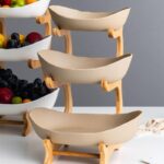 A Fruteira de Mesa Cesta de Frutas VipZio vai além de sua função prática – ela é uma peça elegante e multifuncional. Perfeita para embelezar mesas, organizar frutas frescas ou servir aperitivos com sofisticação. Com seu design em bambu, ela transforma qualquer envolvente, trazendo estabilidade entre utilidade e estilo.