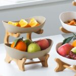 A Fruteira de Mesa Cesta de Frutas VipZio vai além de sua função prática – ela é uma peça elegante e multifuncional. Perfeita para embelezar mesas, organizar frutas frescas ou servir aperitivos com sofisticação. Com seu design em bambu, ela transforma qualquer envolvente, trazendo estabilidade entre utilidade e estilo.