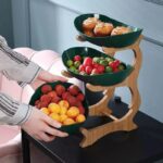A Fruteira de Mesa Cesta de Frutas VipZio vai além de sua função prática – ela é uma peça elegante e multifuncional. Perfeita para embelezar mesas, organizar frutas frescas ou servir aperitivos com sofisticação. Com seu design em bambu, ela transforma qualquer envolvente, trazendo estabilidade entre utilidade e estilo.