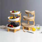 A Fruteira de Mesa Cesta de Frutas VipZio vai além de sua função prática – ela é uma peça elegante e multifuncional. Perfeita para embelezar mesas, organizar frutas frescas ou servir aperitivos com sofisticação. Com seu design em bambu, ela transforma qualquer envolvente, trazendo estabilidade entre utilidade e estilo.