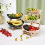 A Fruteira de Mesa Cesta de Frutas VipZio vai além de sua função prática – ela é uma peça elegante e multifuncional. Perfeita para embelezar mesas, organizar frutas frescas ou servir aperitivos com sofisticação. Com seu design em bambu, ela transforma qualquer envolvente, trazendo estabilidade entre utilidade e estilo.