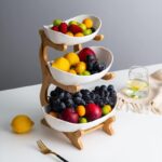 A Fruteira de Mesa Cesta de Frutas VipZio vai além de sua função prática – ela é uma peça elegante e multifuncional. Perfeita para embelezar mesas, organizar frutas frescas ou servir aperitivos com sofisticação. Com seu design em bambu, ela transforma qualquer envolvente, trazendo estabilidade entre utilidade e estilo.