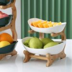 A Fruteira de Mesa Cesta de Frutas VipZio vai além de sua função prática – ela é uma peça elegante e multifuncional. Perfeita para embelezar mesas, organizar frutas frescas ou servir aperitivos com sofisticação. Com seu design em bambu, ela transforma qualquer envolvente, trazendo estabilidade entre utilidade e estilo.