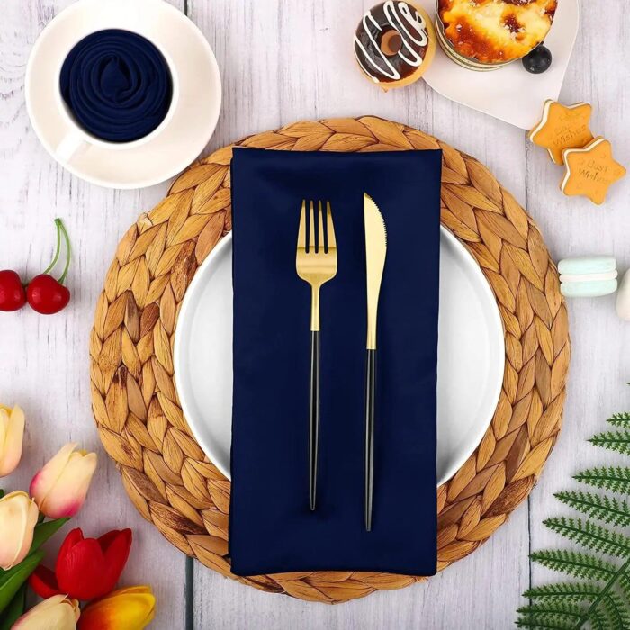 Os guardanapos de cetim da risca VipZio são a escolha perfeita para dar um toque de sofisticação e elegância à sua mesa de jantar. Com um retoque impecável, eles são confeccionados em cetim de subida qualidade, proporcionando um visual refinado e hospitaleiro para suas refeições.