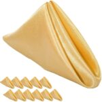 Os guardanapos de cetim da risca VipZio são a escolha perfeita para dar um toque de sofisticação e elegância à sua mesa de jantar. Com um retoque impecável, eles são confeccionados em cetim de subida qualidade, proporcionando um visual refinado e hospitaleiro para suas refeições.