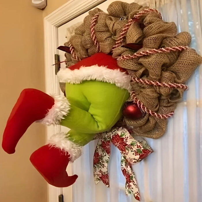 A Guirlanda de Natal com Pernas de Duende VipZio é a escolha perfeita para aditar um toque de diversão e originalidade à sua decoração natalina. Com detalhes em juta e as adoráveis pernas de duende que pendem da guirlanda, ela une o charme clássico do Natal com um toque de bom humor. Produzida com materiais resistentes, porquê algodão e poliéster, é ideal para decorar portas, paredes e entradas.