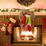 A Guirlanda de Natal com Pernas de Duende VipZio é a escolha perfeita para aditar um toque de diversão e originalidade à sua decoração natalina. Com detalhes em juta e as adoráveis pernas de duende que pendem da guirlanda, ela une o charme clássico do Natal com um toque de bom humor. Produzida com materiais resistentes, porquê algodão e poliéster, é ideal para decorar portas, paredes e entradas.