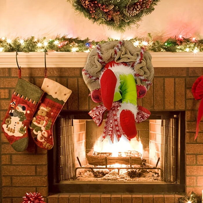 A Guirlanda de Natal com Pernas de Duende VipZio é a escolha perfeita para aditar um toque de diversão e originalidade à sua decoração natalina. Com detalhes em juta e as adoráveis pernas de duende que pendem da guirlanda, ela une o charme clássico do Natal com um toque de bom humor. Produzida com materiais resistentes, porquê algodão e poliéster, é ideal para decorar portas, paredes e entradas.