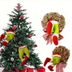 A Guirlanda de Natal com Pernas de Duende VipZio é a escolha perfeita para aditar um toque de diversão e originalidade à sua decoração natalina. Com detalhes em juta e as adoráveis pernas de duende que pendem da guirlanda, ela une o charme clássico do Natal com um toque de bom humor. Produzida com materiais resistentes, porquê algodão e poliéster, é ideal para decorar portas, paredes e entradas.