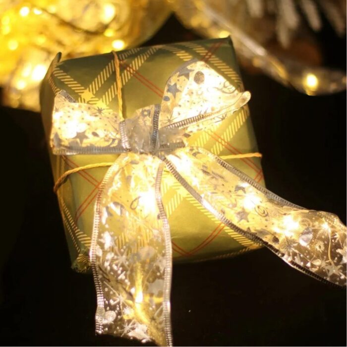 A Fita LED Decorativa Iluminada para Árvore de Natal VipZio transforma sua árvore em uma exibição cintilante e encantadora, trazendo a núcleo e o feitiço do Natal para seu lar. Deixe sua árvore radiante e crie uma atmosfera acolhedora e festiva.