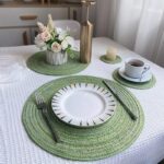 O Jogo Americano Rotundo em Estilo Nórdico, feito com fios de rami e algodão, é a combinação perfeita de elegância e praticidade para suas refeições. Com um design quebradiço inspirado na estética nórdica, ele é ideal para trazer sofisticação e charme à sua mesa.