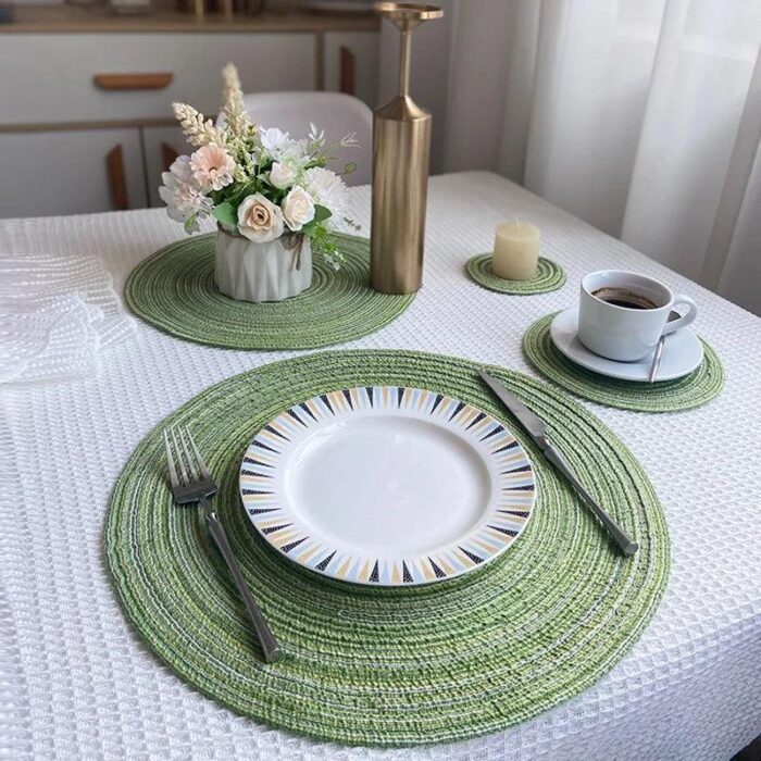 O Jogo Americano Rotundo em Estilo Nórdico, feito com fios de rami e algodão, é a combinação perfeita de elegância e praticidade para suas refeições. Com um design quebradiço inspirado na estética nórdica, ele é ideal para trazer sofisticação e charme à sua mesa.