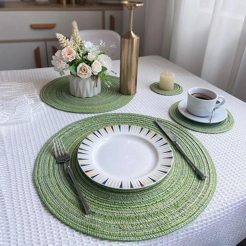O Jogo Americano Rotundo em Estilo Nórdico, feito com fios de rami e algodão, é a combinação perfeita de elegância e praticidade para suas refeições. Com um design quebradiço inspirado na estética nórdica, ele é ideal para trazer sofisticação e charme à sua mesa.