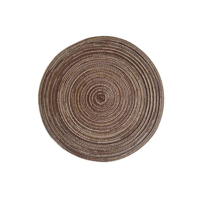 O Jogo Americano Rotundo em Estilo Nórdico, feito com fios de rami e algodão, é a combinação perfeita de elegância e praticidade para suas refeições. Com um design quebradiço inspirado na estética nórdica, ele é ideal para trazer sofisticação e charme à sua mesa.