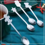 Apresentamos o Jogo de Colheres Decorativas Natalinas, feito com aço inoxidável de subida qualidade, que oferece espaço e um toque de elegância inconfundível. O material premium não só traz sofisticação à sua mesa, mas também torna cada repasto mais privativo durante as comemorações do Natal.