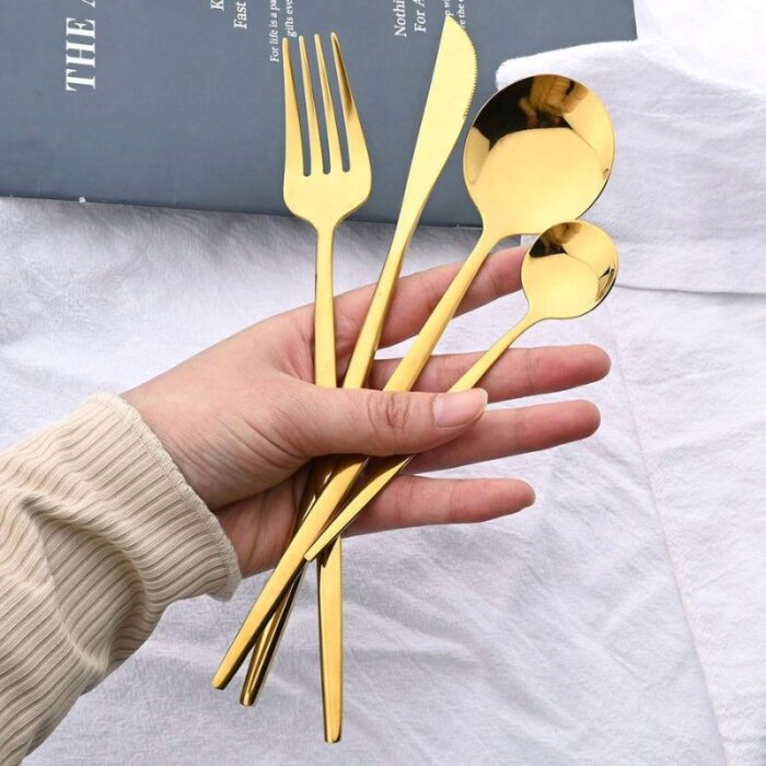 O Faqueiro Sofisticado 24 Peças Aço Inoxidável VipZio é um conjunto refinado e completo, ideal para atender às suas necessidades em ocasiões especiais. Com um design elegante e ergonômico, leste faqueiro combina com diferentes estilos de decoração, proporcionando venustidade, praticidade e conforto à sua mesa.