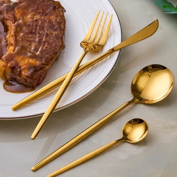 O Faqueiro Sofisticado 24 Peças Aço Inoxidável VipZio é um conjunto refinado e completo, ideal para atender às suas necessidades em ocasiões especiais. Com um design elegante e ergonômico, leste faqueiro combina com diferentes estilos de decoração, proporcionando venustidade, praticidade e conforto à sua mesa.