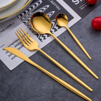 O Faqueiro Sofisticado 24 Peças Aço Inoxidável VipZio é um conjunto refinado e completo, ideal para atender às suas necessidades em ocasiões especiais. Com um design elegante e ergonômico, leste faqueiro combina com diferentes estilos de decoração, proporcionando venustidade, praticidade e conforto à sua mesa.