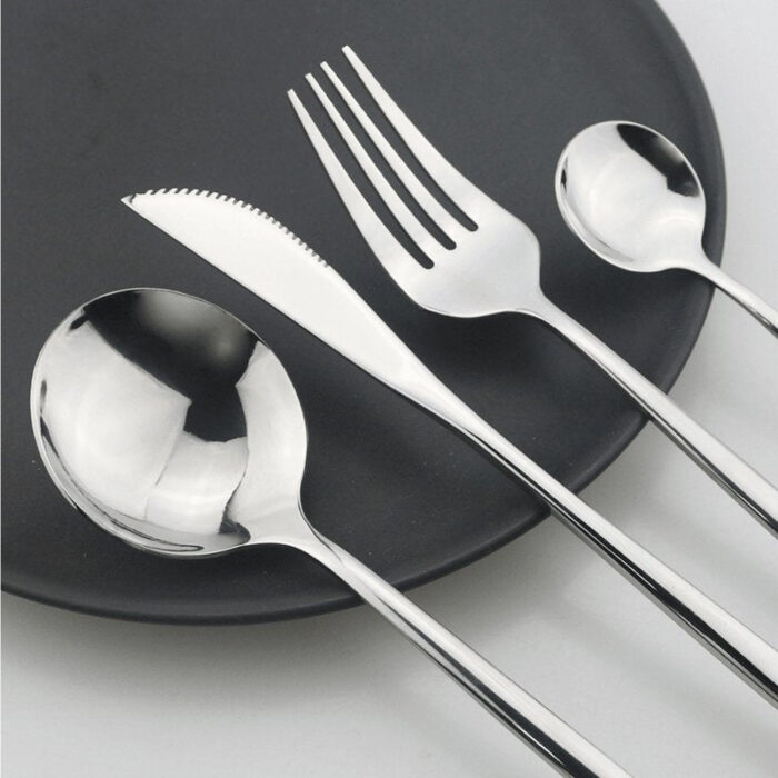 O Faqueiro Sofisticado 24 Peças Aço Inoxidável VipZio é um conjunto refinado e completo, ideal para atender às suas necessidades em ocasiões especiais. Com um design elegante e ergonômico, leste faqueiro combina com diferentes estilos de decoração, proporcionando venustidade, praticidade e conforto à sua mesa.