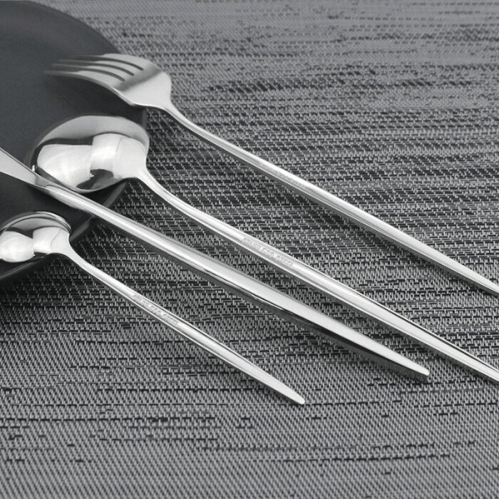 O Faqueiro Sofisticado 24 Peças Aço Inoxidável VipZio é um conjunto refinado e completo, ideal para atender às suas necessidades em ocasiões especiais. Com um design elegante e ergonômico, leste faqueiro combina com diferentes estilos de decoração, proporcionando venustidade, praticidade e conforto à sua mesa.