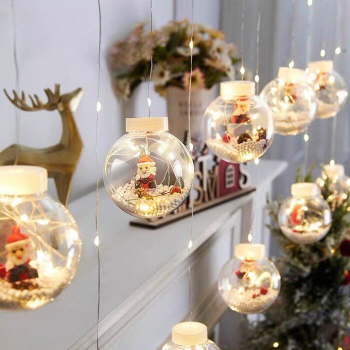 O Varal de Luzes Decorativas de Natal VipZio proporciona uma iluminação suave e encantadora, com pequenas bolinhas decorativas que capturam o espírito natalino. Fabricado com materiais de subida duração, cada lâmpada cria um envolvente hospitaleiro e vibrante, ideal para realçar a magia das festas de término de ano.