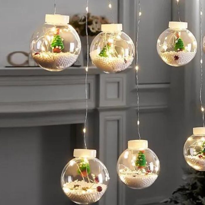 O Varal de Luzes Decorativas de Natal VipZio proporciona uma iluminação suave e encantadora, com pequenas bolinhas decorativas que capturam o espírito natalino. Fabricado com materiais de subida duração, cada lâmpada cria um envolvente hospitaleiro e vibrante, ideal para realçar a magia das festas de término de ano.