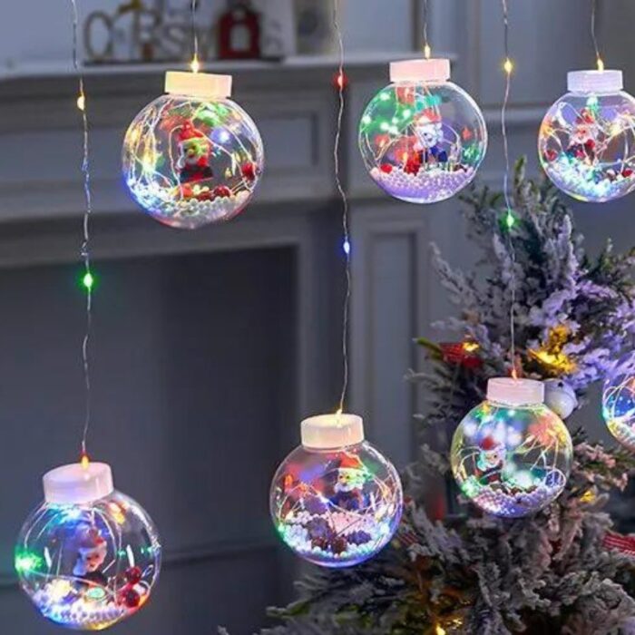 O Varal de Luzes Decorativas de Natal VipZio proporciona uma iluminação suave e encantadora, com pequenas bolinhas decorativas que capturam o espírito natalino. Fabricado com materiais de subida duração, cada lâmpada cria um envolvente hospitaleiro e vibrante, ideal para realçar a magia das festas de término de ano.