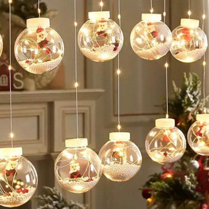 O Varal de Luzes Decorativas de Natal VipZio proporciona uma iluminação suave e encantadora, com pequenas bolinhas decorativas que capturam o espírito natalino. Fabricado com materiais de subida duração, cada lâmpada cria um envolvente hospitaleiro e vibrante, ideal para realçar a magia das festas de término de ano.