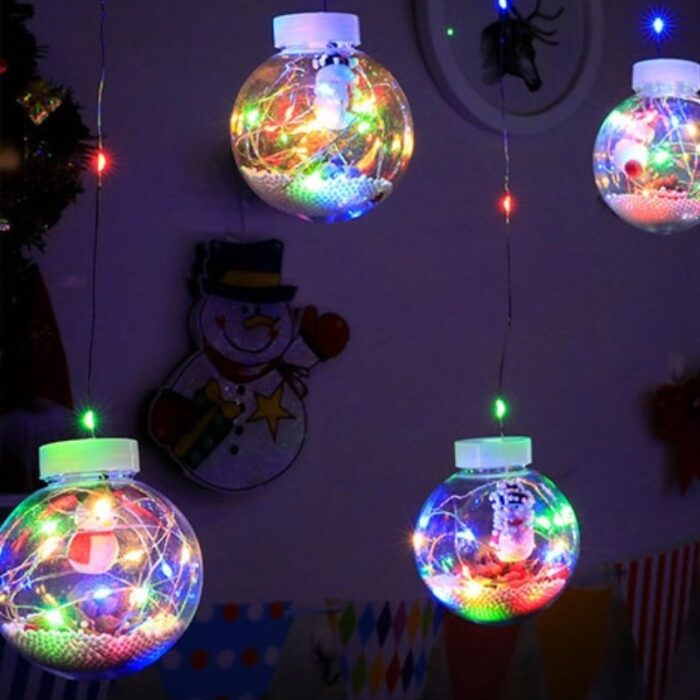 O Varal de Luzes Decorativas de Natal VipZio proporciona uma iluminação suave e encantadora, com pequenas bolinhas decorativas que capturam o espírito natalino. Fabricado com materiais de subida duração, cada lâmpada cria um envolvente hospitaleiro e vibrante, ideal para realçar a magia das festas de término de ano.