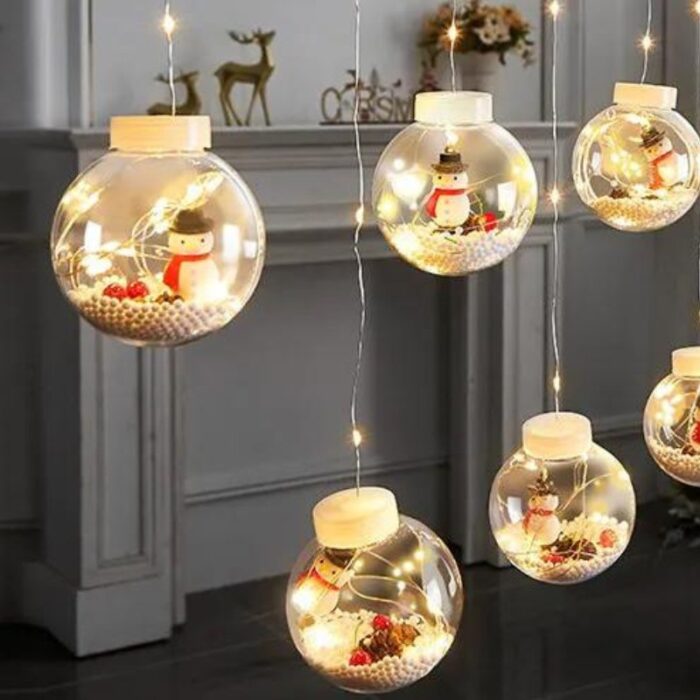 O Varal de Luzes Decorativas de Natal VipZio proporciona uma iluminação suave e encantadora, com pequenas bolinhas decorativas que capturam o espírito natalino. Fabricado com materiais de subida duração, cada lâmpada cria um envolvente hospitaleiro e vibrante, ideal para realçar a magia das festas de término de ano.