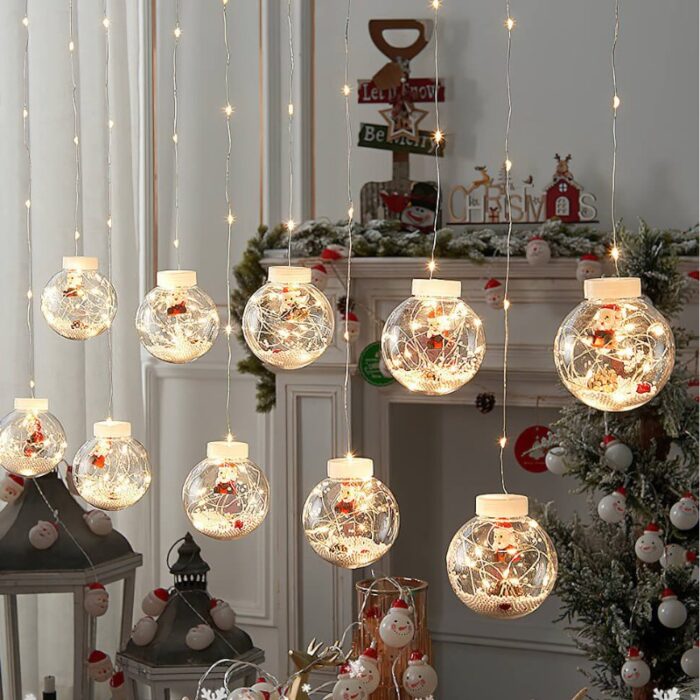 O Varal de Luzes Decorativas de Natal VipZio proporciona uma iluminação suave e encantadora, com pequenas bolinhas decorativas que capturam o espírito natalino. Fabricado com materiais de subida duração, cada lâmpada cria um envolvente hospitaleiro e vibrante, ideal para realçar a magia das festas de término de ano.