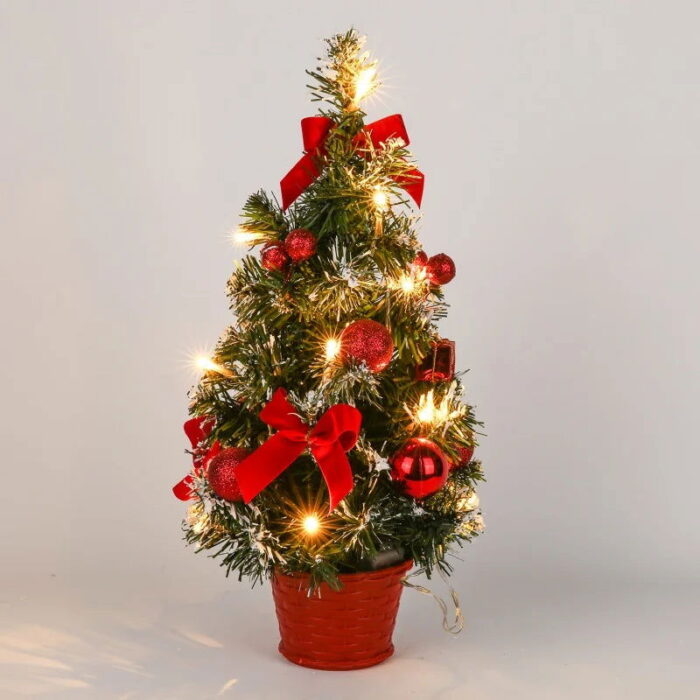 A Mini Árvore de Natal com Pinho de Agulhas e Luz LED VipZio é a escolha ideal para espalhar a magia do Natal em qualquer envolvente da sua morada. Compacta e repleta de enfeites encantadores, esta árvore sintético pré-iluminada traz um toque de cintilação e sofisticação, seja uma vez que decoração de mesa ou suspensa.