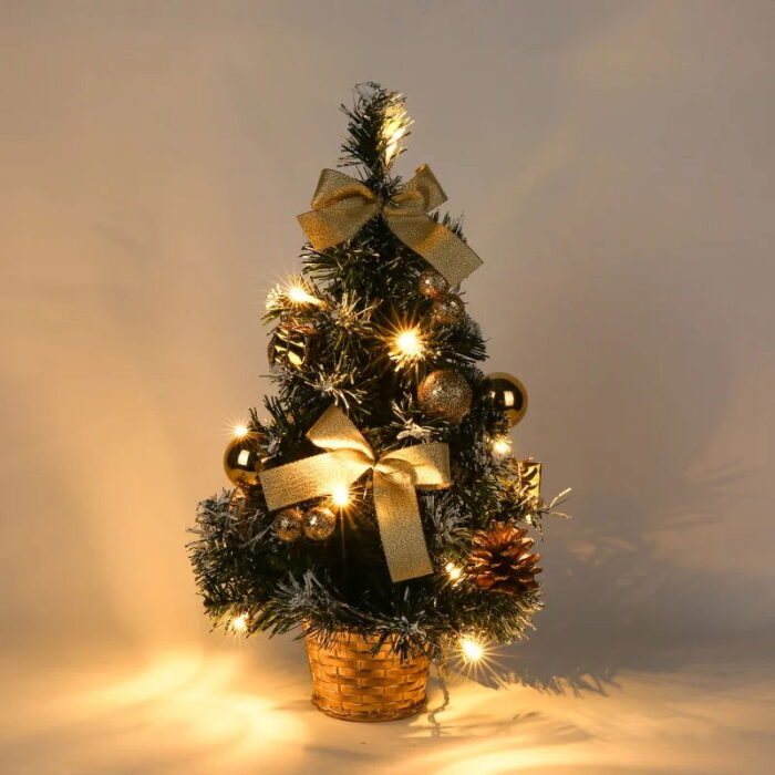 A Mini Árvore de Natal com Pinho de Agulhas e Luz LED VipZio é a escolha ideal para espalhar a magia do Natal em qualquer envolvente da sua morada. Compacta e repleta de enfeites encantadores, esta árvore sintético pré-iluminada traz um toque de cintilação e sofisticação, seja uma vez que decoração de mesa ou suspensa.