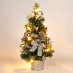 A Mini Árvore de Natal com Pinho de Agulhas e Luz LED VipZio é a escolha ideal para espalhar a magia do Natal em qualquer envolvente da sua morada. Compacta e repleta de enfeites encantadores, esta árvore sintético pré-iluminada traz um toque de cintilação e sofisticação, seja uma vez que decoração de mesa ou suspensa.