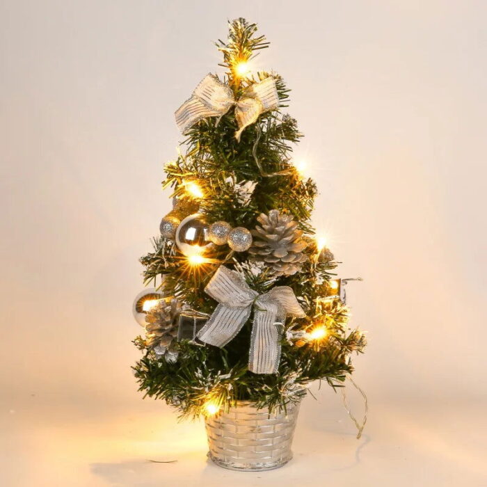 A Mini Árvore de Natal com Pinho de Agulhas e Luz LED VipZio é a escolha ideal para espalhar a magia do Natal em qualquer envolvente da sua morada. Compacta e repleta de enfeites encantadores, esta árvore sintético pré-iluminada traz um toque de cintilação e sofisticação, seja uma vez que decoração de mesa ou suspensa.