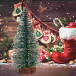 A Mini Árvore de Natal Nevado com Pinho para Decoração VipZio é a escolha ideal para fabricar um envolvente natalino encantador. Com seu design quebradiço de pinho tapado de neve, essas pequenas árvores são perfeitas para decorar mesas, prateleiras e diversos outros espaços, trazendo um toque de magia e calor à sua decoração de Natal.