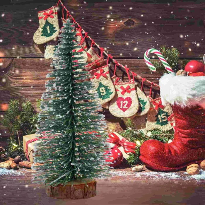 A Mini Árvore de Natal Nevado com Pinho para Decoração VipZio é a escolha ideal para fabricar um envolvente natalino encantador. Com seu design quebradiço de pinho tapado de neve, essas pequenas árvores são perfeitas para decorar mesas, prateleiras e diversos outros espaços, trazendo um toque de magia e calor à sua decoração de Natal.
