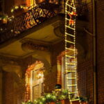 A Decoração Natalina VipZio com o Papai Noel Subindo a Escada é um item encantador que traz o clima festivo do Natal para qualquer envolvente. Com uma escada iluminada por luzes LED de tom quente, esse enfeite cria um efeito visual esplêndido, perfeito para decorar sua mansão ou espaço mercantil durante as celebrações de término de ano.