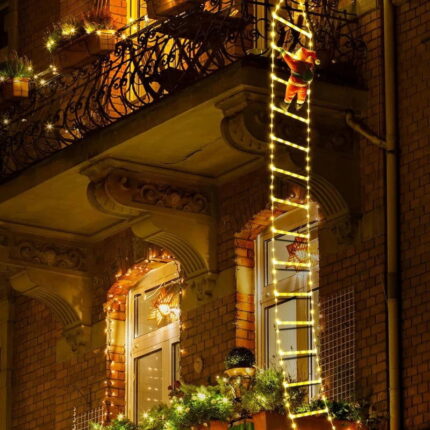 A Decoração Natalina VipZio com o Papai Noel Subindo a Escada é um item encantador que traz o clima festivo do Natal para qualquer envolvente. Com uma escada iluminada por luzes LED de tom quente, esse enfeite cria um efeito visual esplêndido, perfeito para decorar sua mansão ou espaço mercantil durante as celebrações de término de ano.