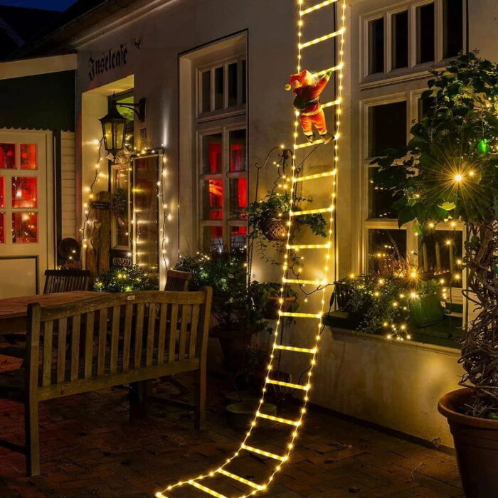 A Decoração Natalina VipZio com o Papai Noel Subindo a Escada é um item encantador que traz o clima festivo do Natal para qualquer envolvente. Com uma escada iluminada por luzes LED de tom quente, esse enfeite cria um efeito visual esplêndido, perfeito para decorar sua mansão ou espaço mercantil durante as celebrações de término de ano.
