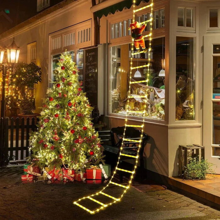 A Decoração Natalina VipZio com o Papai Noel Subindo a Escada é um item encantador que traz o clima festivo do Natal para qualquer envolvente. Com uma escada iluminada por luzes LED de tom quente, esse enfeite cria um efeito visual esplêndido, perfeito para decorar sua mansão ou espaço mercantil durante as celebrações de término de ano.