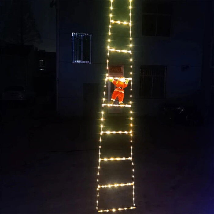 A Decoração Natalina VipZio com o Papai Noel Subindo a Escada é um item encantador que traz o clima festivo do Natal para qualquer envolvente. Com uma escada iluminada por luzes LED de tom quente, esse enfeite cria um efeito visual esplêndido, perfeito para decorar sua mansão ou espaço mercantil durante as celebrações de término de ano.