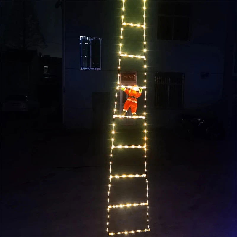 A Decoração Natalina VipZio com o Papai Noel Subindo a Escada é um item encantador que traz o clima festivo do Natal para qualquer envolvente. Com uma escada iluminada por luzes LED de tom quente, esse enfeite cria um efeito visual esplêndido, perfeito para decorar sua mansão ou espaço mercantil durante as celebrações de término de ano.