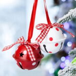 Os Pingentes de Metal com Sinos e Flocos de Neve para Árvore de Natal VipZio são a escolha ideal para trazer um charme clássico e festivo à sua decoração natalina. Com um design encantador que combina sinos e flocos de neve, esses pingentes metálicos criam um visual elegante e sofisticado, perfeitos para enfeitar sua árvore de Natal ou outros espaços da sua casa.