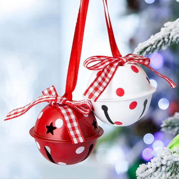 Os Pingentes de Metal com Sinos e Flocos de Neve para Árvore de Natal VipZio são a escolha ideal para trazer um charme clássico e festivo à sua decoração natalina. Com um design encantador que combina sinos e flocos de neve, esses pingentes metálicos criam um visual elegante e sofisticado, perfeitos para enfeitar sua árvore de Natal ou outros espaços da sua casa.