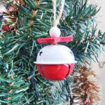 Os Pingentes de Metal com Sinos e Flocos de Neve para Árvore de Natal VipZio são a escolha ideal para trazer um charme clássico e festivo à sua decoração natalina. Com um design encantador que combina sinos e flocos de neve, esses pingentes metálicos criam um visual elegante e sofisticado, perfeitos para enfeitar sua árvore de Natal ou outros espaços da sua casa.