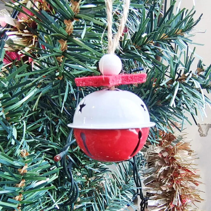 Os Pingentes de Metal com Sinos e Flocos de Neve para Árvore de Natal VipZio são a escolha ideal para trazer um charme clássico e festivo à sua decoração natalina. Com um design encantador que combina sinos e flocos de neve, esses pingentes metálicos criam um visual elegante e sofisticado, perfeitos para enfeitar sua árvore de Natal ou outros espaços da sua casa.