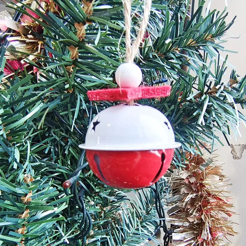 Os&nbsp;Pingentes de Metal com Sinos e Flocos de Neve para Árvore de Natal VipZio&nbsp;são a escolha ideal para trazer um charme clássico e festivo à sua decoração natalina. Com um design encantador que combina sinos e flocos de neve, esses pingentes metálicos criam um visual elegante e sofisticado, perfeitos para enfeitar sua árvore de Natal ou outros espaços da sua casa.