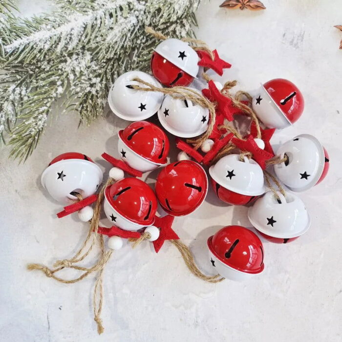 Os Pingentes de Metal com Sinos e Flocos de Neve para Árvore de Natal VipZio são a escolha ideal para trazer um charme clássico e festivo à sua decoração natalina. Com um design encantador que combina sinos e flocos de neve, esses pingentes metálicos criam um visual elegante e sofisticado, perfeitos para enfeitar sua árvore de Natal ou outros espaços da sua casa.